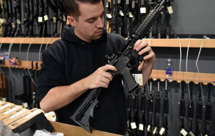 「銃を買う権利」はアメリカでは国を二分するテーマ（AFP＝時事）