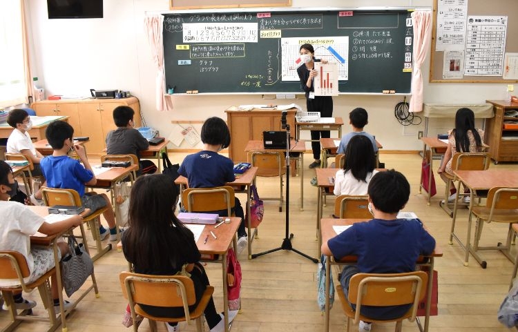 学校はオンライン授業など多くの対策を迫られ、教員の仕事も増えた（時事通信フォト）