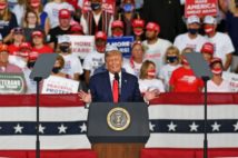 支持者は「4 more yaears」を掲げるが…(Getty Images)