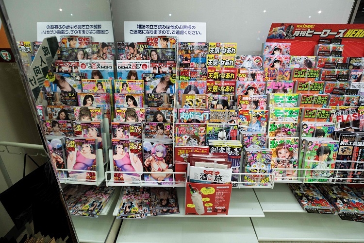 コンビニの雑誌棚では区切られたスペースに陳列される成人向け雑誌（AFP＝時事）