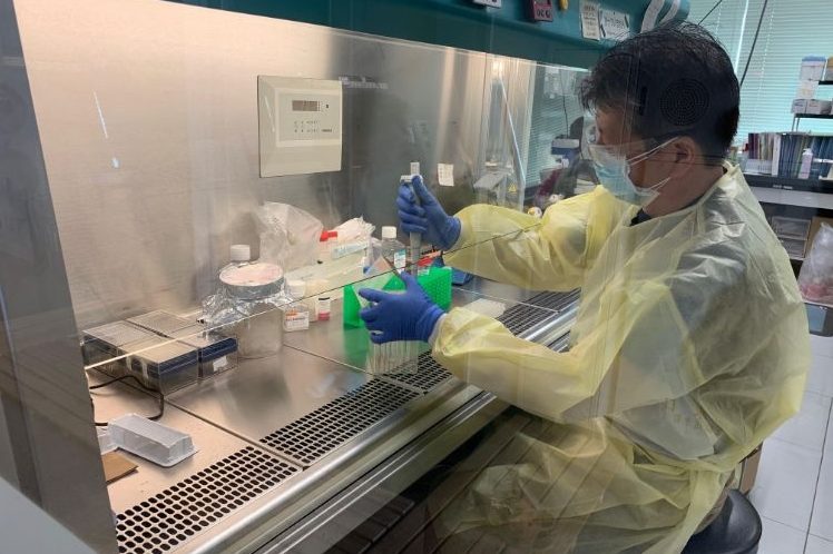 鹿児島大学の研究室で唾液PCR検査キットを開発中の隅田教授