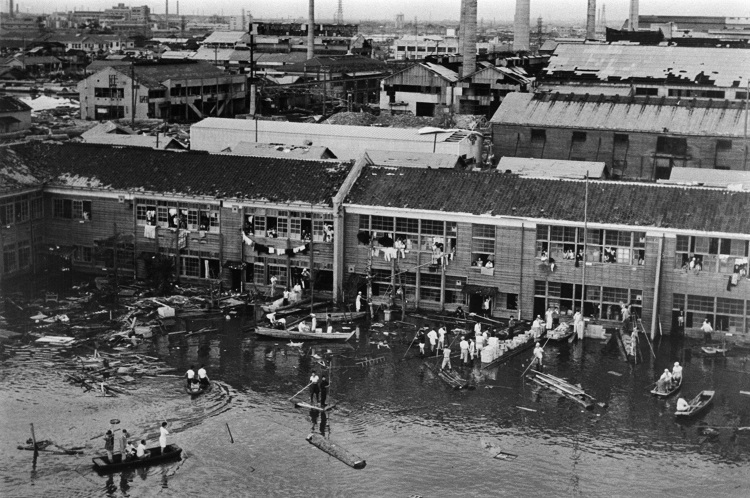 伊勢湾台風（1959年）の影響で床上浸水した名古屋市内の小学校［米空軍提供］（時事通信フォト）