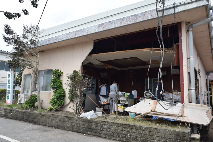 台風10号により外壁が吹き飛ばされたタクシー会社の事務所（時事通信フォト）