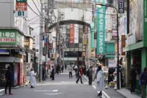 新型コロナ感染拡大に伴い緊急事態宣言が発令された直後の秋葉原(時事通信フォト)