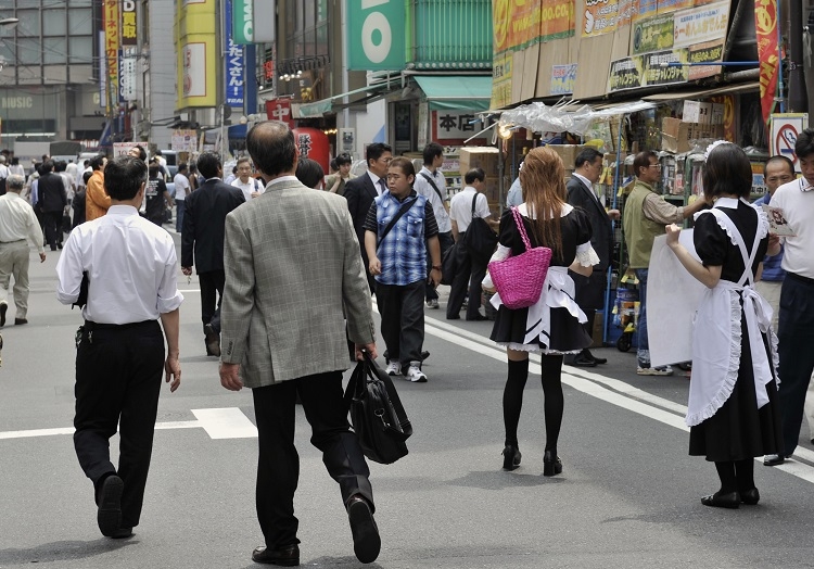 秋葉原の路上に立つメイド姿の女性。かつてはこのようにビラ配り程度だった（時事通信フォト）