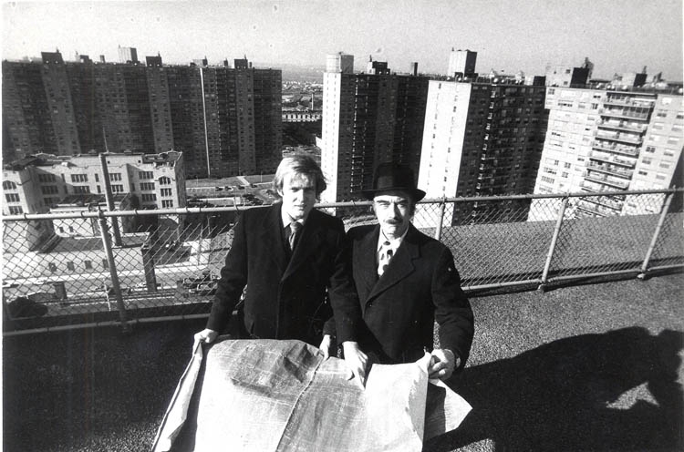 ドナルド（左）とフレッド。実業家として成功していたフレッドは次男のドナルドを後継者として選んだ。ニューヨークのコニーアイランドに建てたトランプ・ヴィレッジにて（1973年撮影。The New York Times／AFLO）