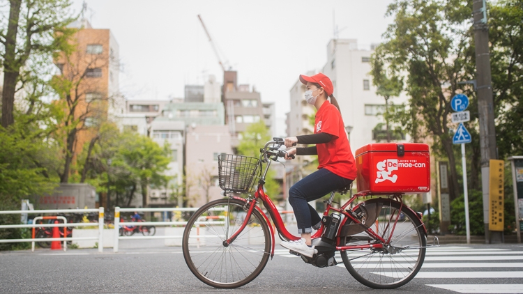 出前館の赤いバイクや自転車を見かけることが増えた