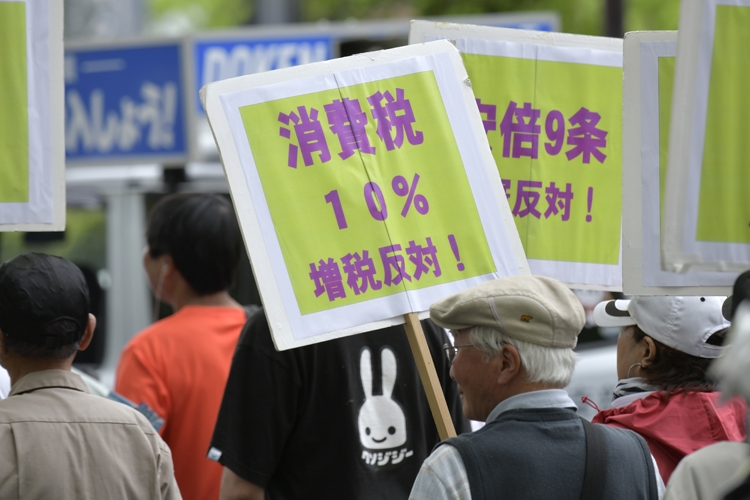 菅首相は消費増税は当面しないと表明した一方で…（時事通信フォト）