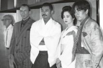 84年の映画『カポネ大いに泣く』の制作発表（写真は右から沢田、田中、萩原健一、チャック・ウィルソン、鈴木清順監督／共同通信社）