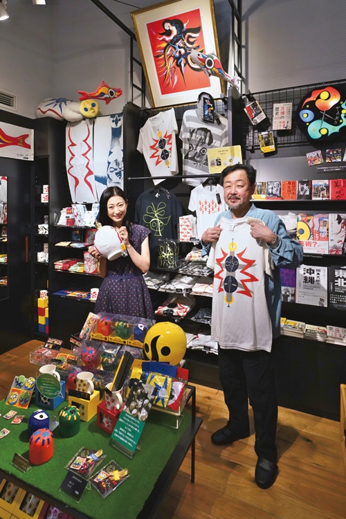 ミュージアムショップには多彩な作品グッズや岡本太郎関連の書籍が充実