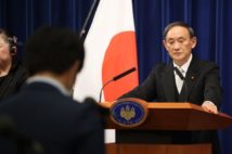 12月4日の菅首相は、記者の質問に対し、あたかも内容を予期していたように手元に用意した答弁メモを読んでいたが…