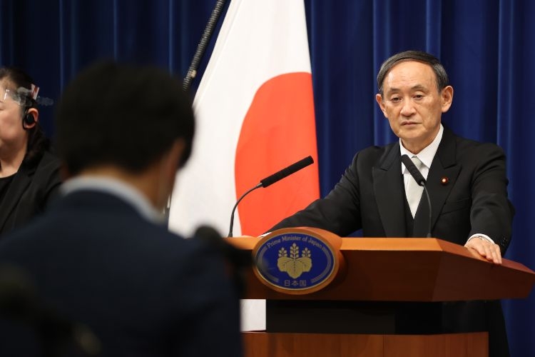 12月4日の菅首相は記者の質問に対し、内容を予期していたように手元の答弁メモを読んでいたが…