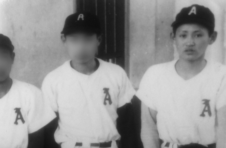 菅首相は中学時代、野球部に所属（右）