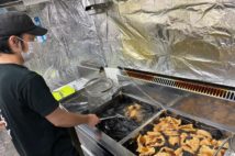 「揚げるだけ」が安さのキモ(鶏笑提供)