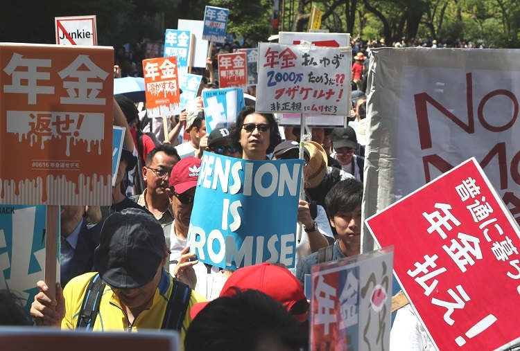 2019年6月、金融庁の審議会がまとめた「老後の資金は年金だけでは2000万円足りない」とする報告書が大きな怒りを呼び抗議の「年金デモ」が行われた（時事通信フォト）