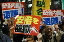 反安倍政権のデモでは激しい言葉も並んだ（時事通信フォト）