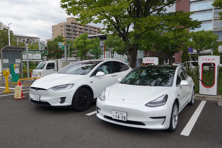 名古屋・名城公園のテスラスーパーチャージャーで充電中