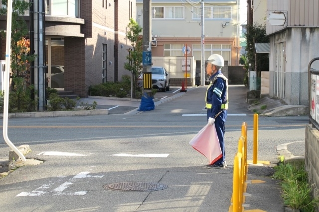 日本で警備業に就く人の約半数が60歳以上（イメージ）