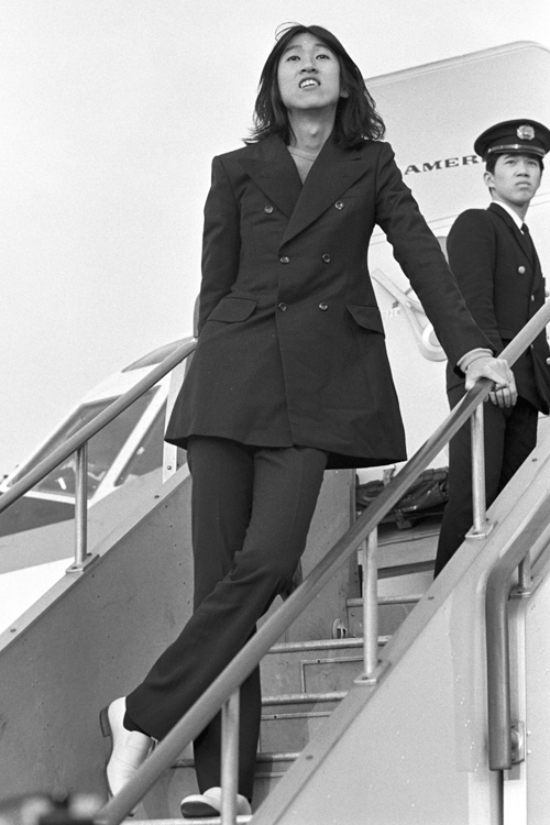 1969年、ロサンゼルスに滞在していた岸部さんは急遽帰国。到着直後の羽田空港で記者会見。ザ・タイガースの新メンバーになることが発表された