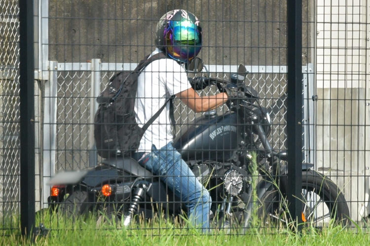 愛車にまたがる山口（2019年8月）