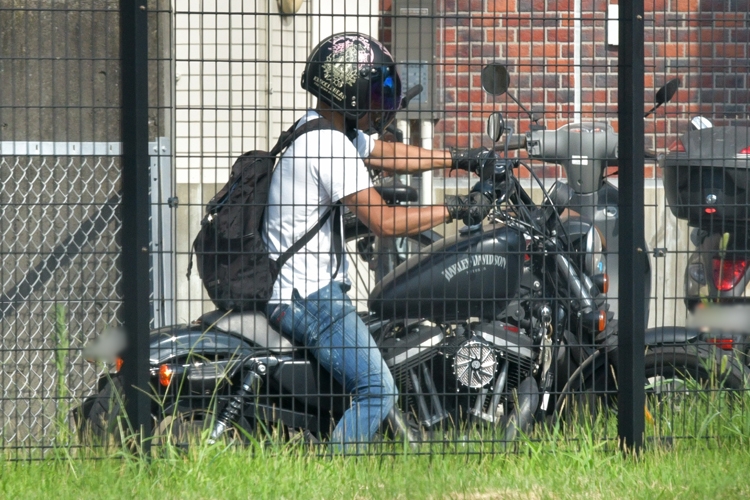 愛車のハーレーにまたがる山口達也（2019年5月）