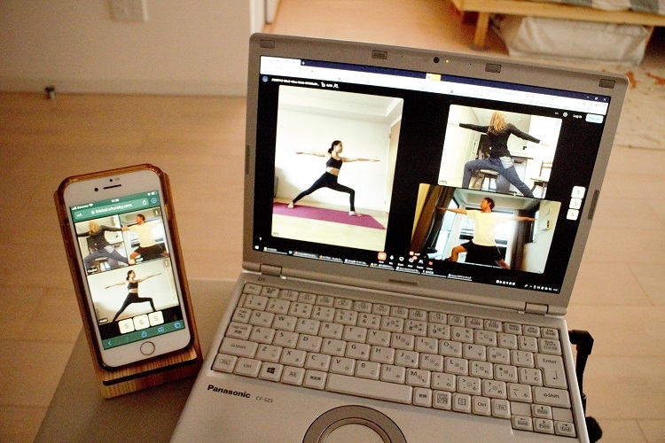 オンラインヨガ教室の様子（時事通信フォト）