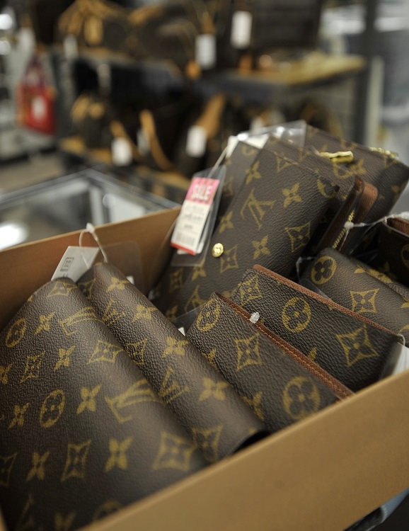 いくら高級ブランド品でも買取数が増えれば価格は下がる（イメージ、時事通信フォト）