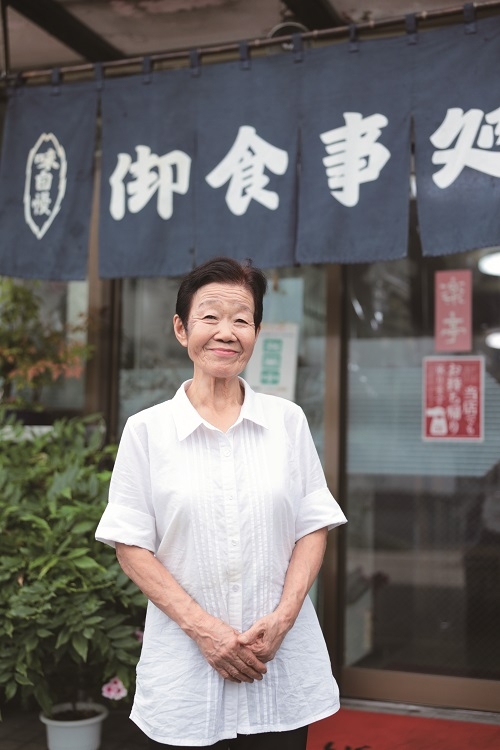凜とした美しい立ち姿が素敵な時安さんは79才。アスリートたちのお母さんだ
