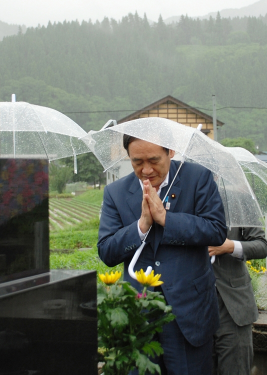 2013年、故郷で先祖の墓参りをした菅氏（時事通信フォト）