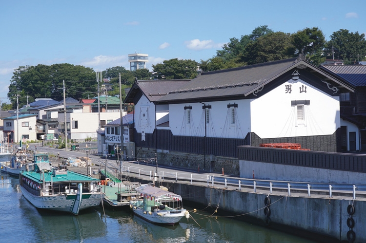 八戸酒造は青森県、八戸漁港からもほど近い場所に