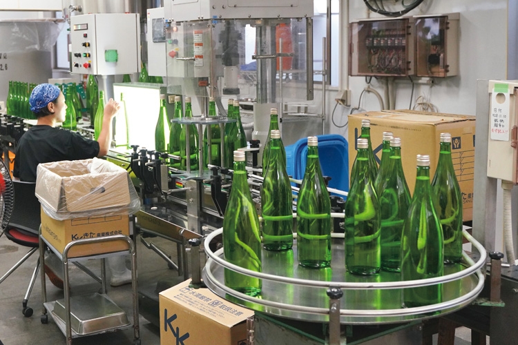 瓶詰めの工程では、職人が手作業で不純物の有無を1本ずつチェックする