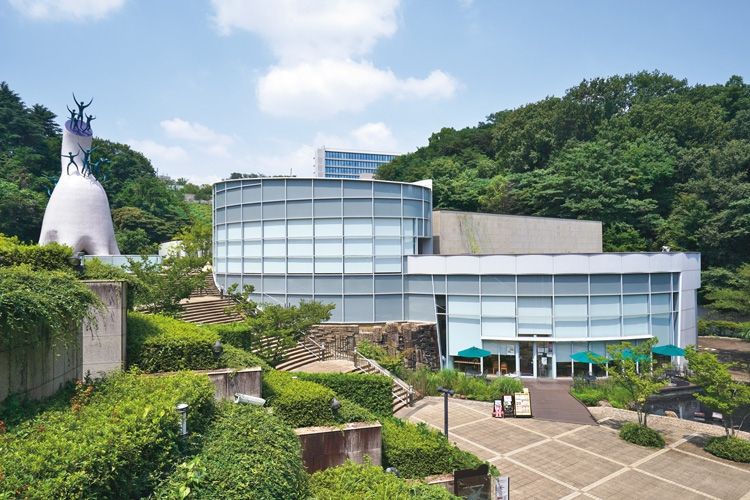 川崎市岡本太郎美術館：神奈川県川崎市枡形7-1-5生田緑地内