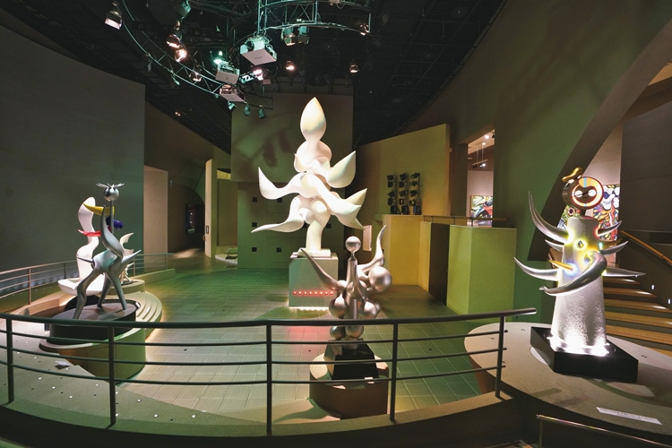 1966制作の『若い時計台』（右）や1971年制作の『樹人』（中央・奥）など、彫刻作品も多い