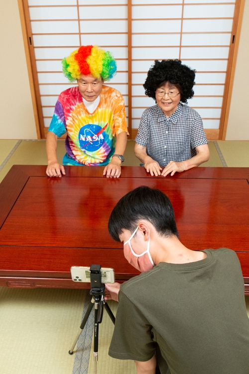 撮影時の様子。撮影と編集の担当は大学生の孫