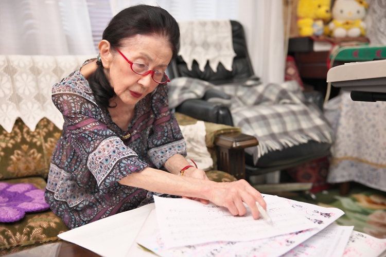 逆さ歌の歌詞を作成する様子。今では1曲を1週間ほどで完成できる