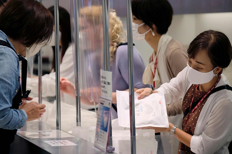 「エアリズムマスク」が売れているユニクロ（AFP＝時事通信フォト）