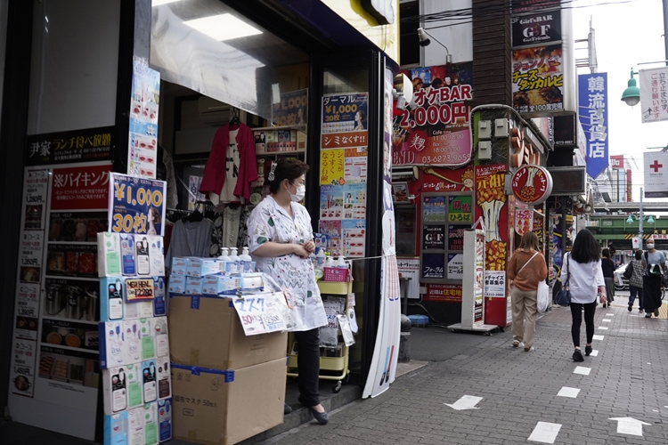 店頭にマスクの箱が並ぶ新大久保（時事通信フォト）