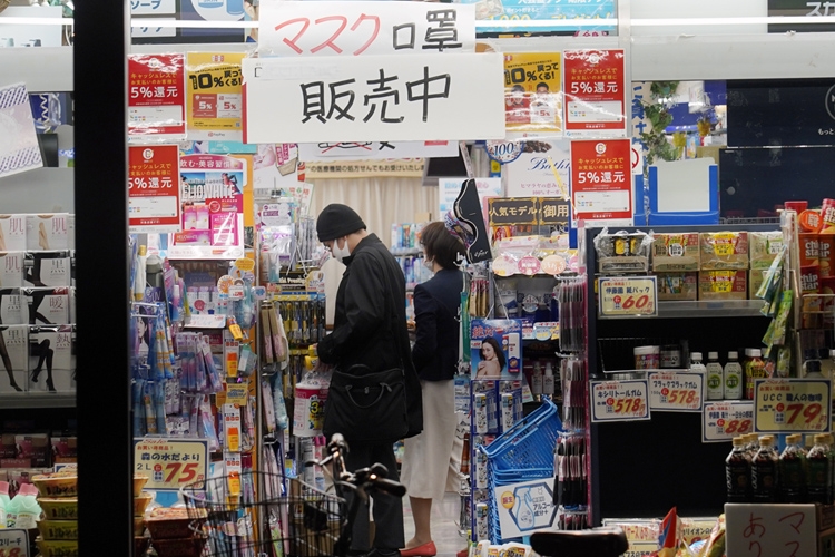 長らくマスクの品切れが続いていたドラッグストア（時事通信フォト）
