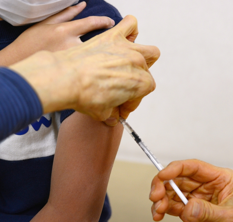 インフルエンザワクチンの予防接種が10月から始まった（時事通信フォト）