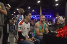 ゲームの大会に臨む著者のすいのこ氏（左