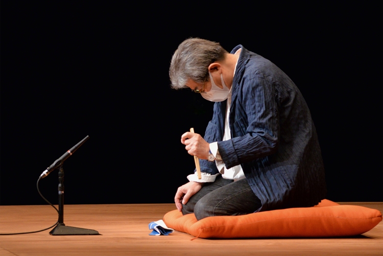 2019年、赤坂ACTシアターでのリハーサルはデニムにジャケットとお洒落な私服で行われた。とてもめずらしい1枚（撮影／橘蓮二）