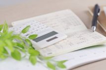 預金で資産は増やせない 積み立て投資なら同じ銀行でも166万円の差