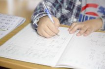 早生まれは損する? 遅生まれに比べて年収が4%低いという報告も