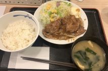 松屋と吉野家の「豚の生姜焼き定食」、肉の大きさも味も全然違う!