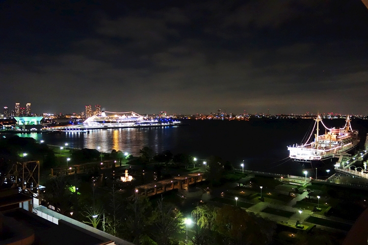 「スターホテル横浜」の客室からは横浜の港が一望できた