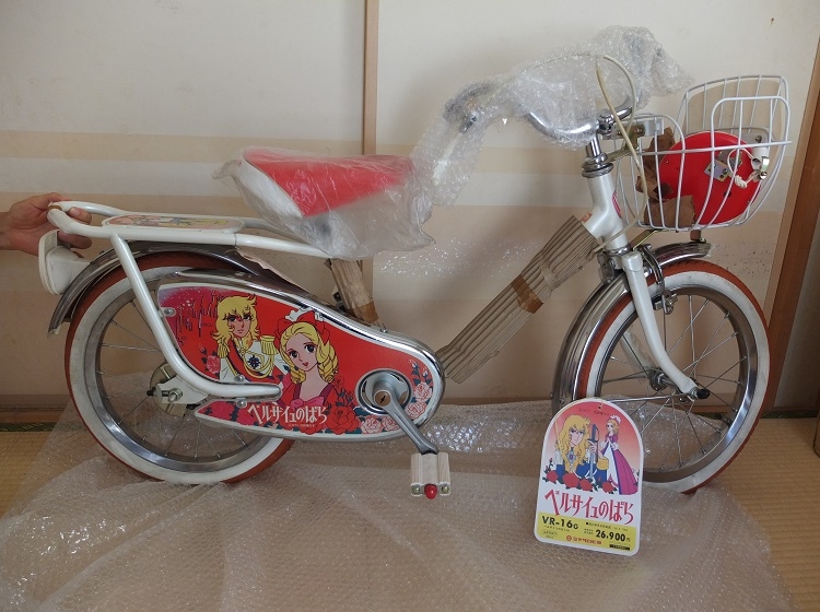 ここまでさせるベルばらの魅力とは。オスカルとマリー・アントワネットがデザインされている自転車。40年近く前に発売され、当時にして2万6900円の高額商品（写真提供／酒井オスカル子さん）