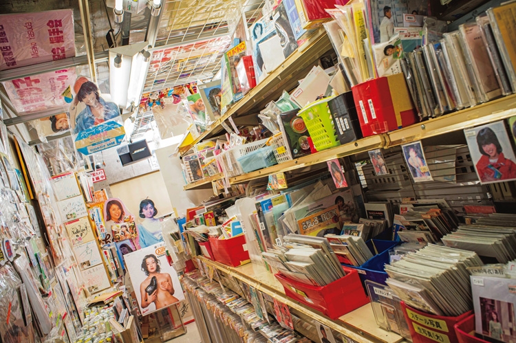 「荒魂書店」はテレカやポスターに限らず、店頭アイテムやノベルティなど幅広くお宝グッズを販売