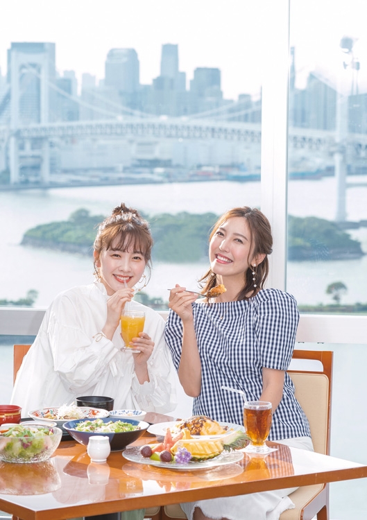 三上真奈アナ（左）と小澤陽子アナ