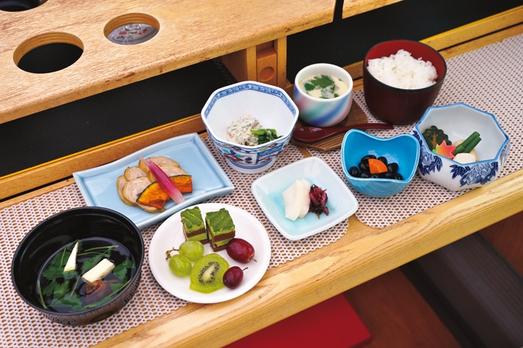 全9品のランチコース、地酒やワインを楽しむことも