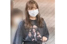 指原は6万円、ユーミンは金色…芸能人のド派手Tシャツ姿